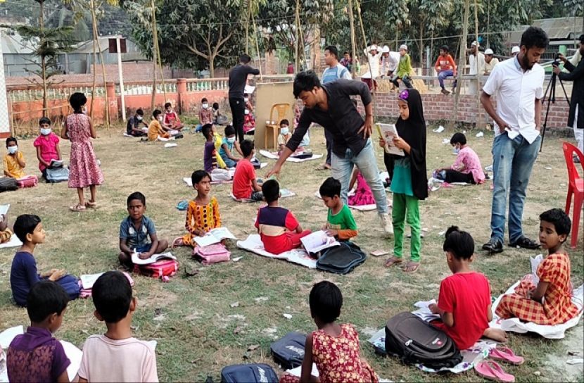 বেলকুচিতে ঝরে পড়া শিক্ষার্থীদের খোলা মাঠে পাঠদান