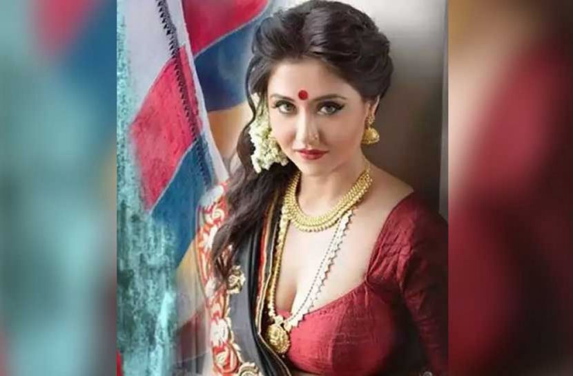 চেনা মুখের ভাঁজে এ যেন অন্য এক স্বস্তিকা