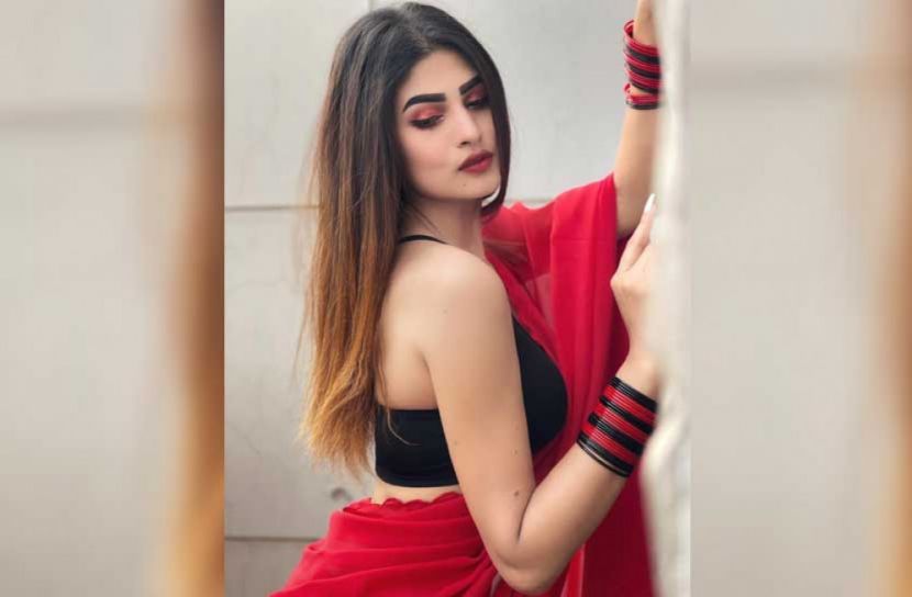 আবেদনময়ী ভঙ্গিতে ঝড় তুললেন এভ্রিল