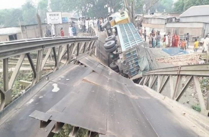 ফরিদপুরে বেইলি ব্রিজ ভেঙে বালুভর্তি ট্রাক নদীতে
