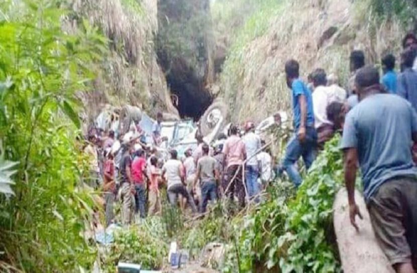 শ্রীলঙ্কায় পাহাড় থেকে যাত্রীবাহী বাস পড়ে নিহত ১৩