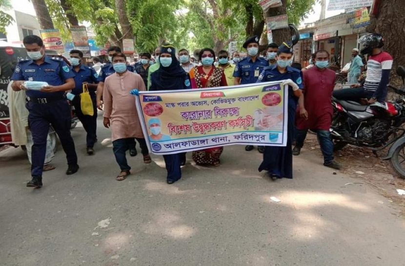 আলফাডাঙ্গায় পুলিশের মাস্ক বিতরণ 