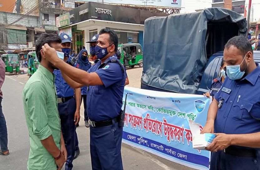 রাঙামাটি জেলা পুলিশের মাইকিং ও মাস্ক বিতরণ