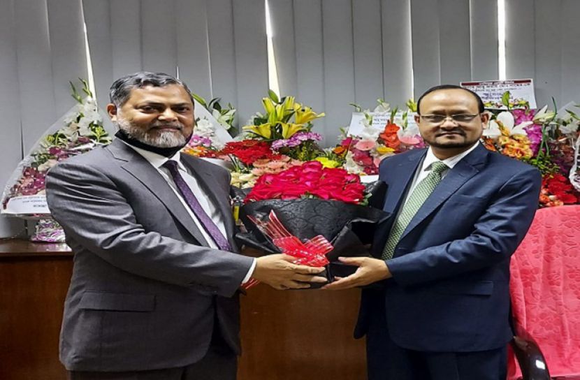 ডেপুটি গভর্নর ফারাহ মোঃ নাসেরকে ফুলেল শুভেচ্ছা