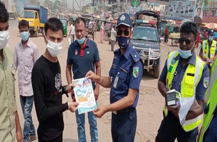 কাঁচপুর হাইওয়ে পুলিশের লিফলেট ও মাস্ক বিতরণ