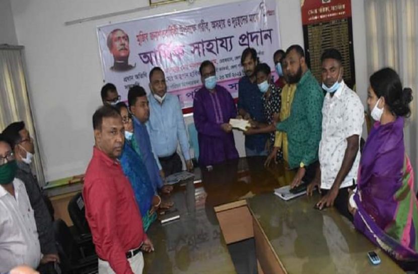 সাতক্ষীরা জেলা পরিষদের উদ্যোগে আর্থিক সহায়তা প্রদান