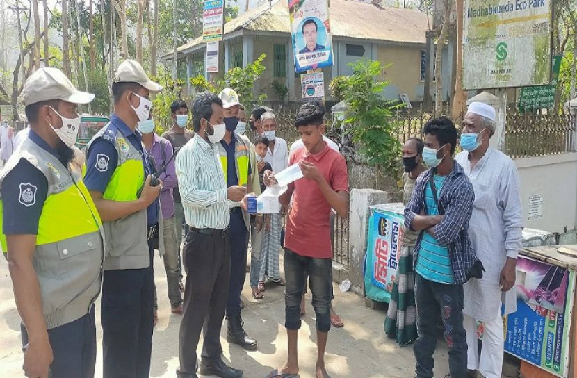 বড়লেখায় ভোক্তা অধিকার অধিদপ্তরের উদ্যোগে মাস্ক বিতরণ 