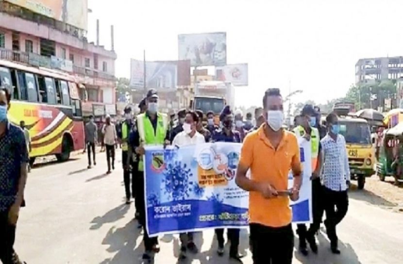 করোনা সচেতনতায় পুলিশের শোভাযাত্রা