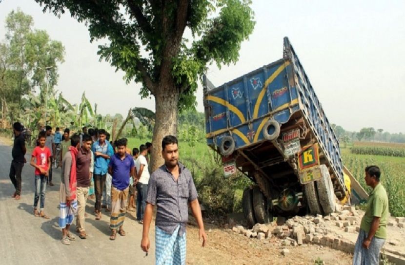 চুয়াডাঙ্গায় ট্রাক চাপায় পিতা-পুত্রের মৃত্যু