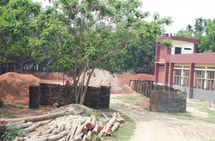 বোয়ালমারীতে প্রাইমারি স্কুল মাঠ নির্মাণ সামগ্রীর দখলে