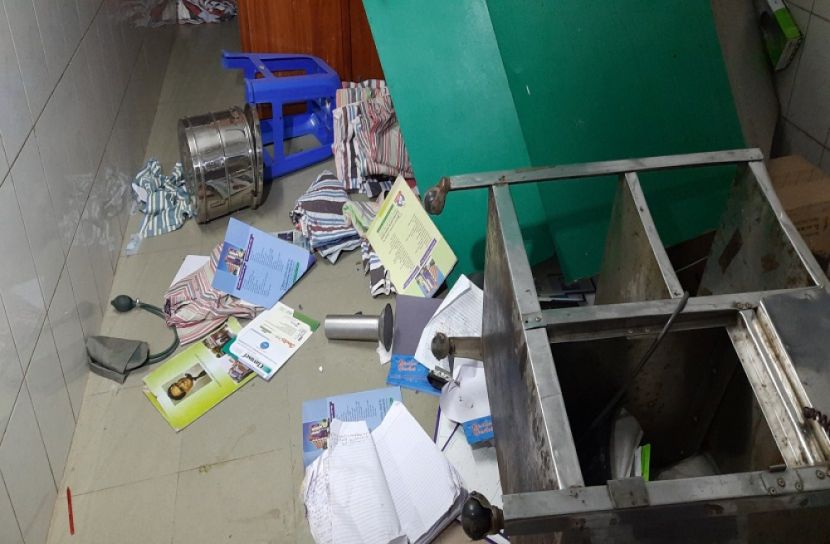 সিরাজগঞ্জে শিশুর মৃত্যু হাসপাতালে আসবাবপত্র ভাঙচুর