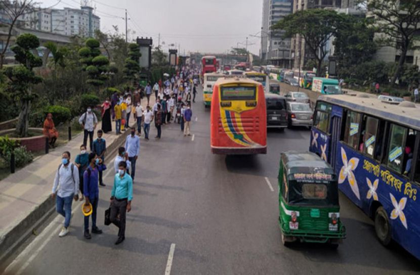 গণপরিবহণে একটি আসন যেন সোনার হ‌রিণ