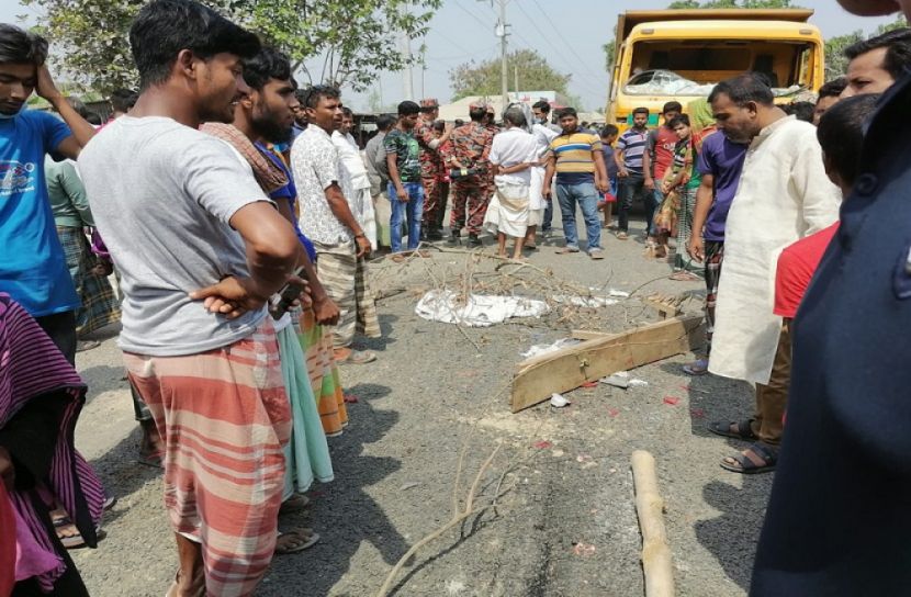 পাবনায় ট্রাকচাপায় বাবা-মেয়ে নিহত