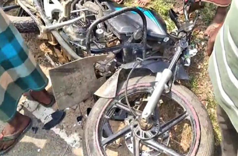 বাসের ধাক্কায় ২ মোটরসাইকেল আরোহী নিহত