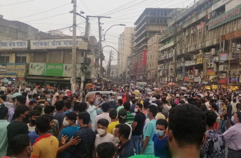 রাজধানীর নিউ মার্কেট এলাকায় লকডাউনবিরোধী মিছিল