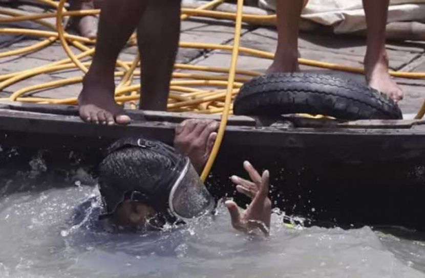 শীতলক্ষ্যায় শতাধিক যাত্রী নিয়ে লঞ্চডুবি