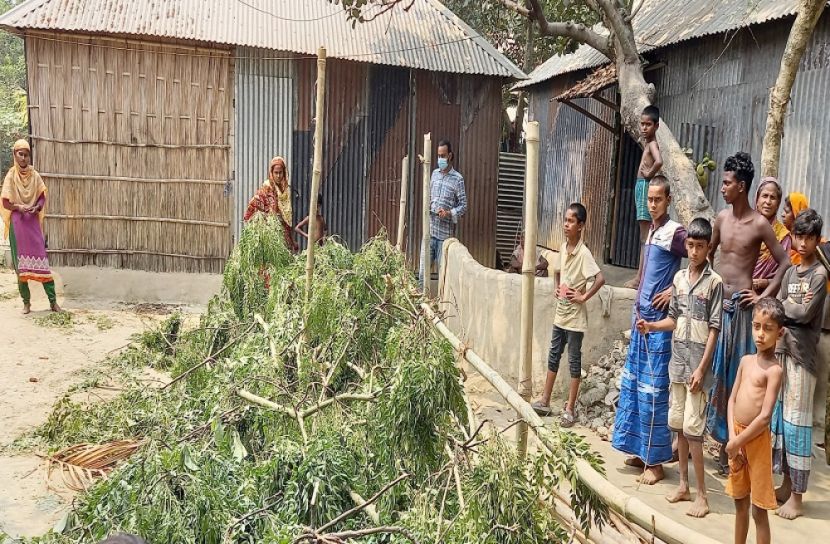 সিরাজগঞ্জে বিধবা বৃদ্ধার বাড়ি দখলের অভিযোগ 