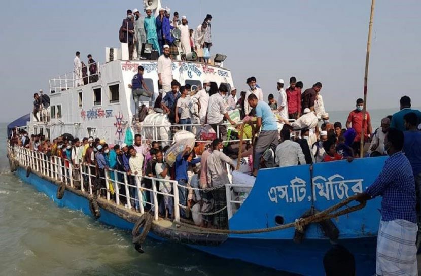 ধারণ ক্ষমতার দ্বিগুণ যাত্রী নিয়ে ট্রলারে পারাপার