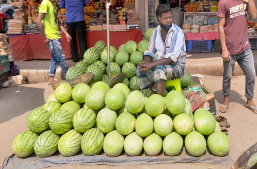 তরমুজের বাম্পার ফলন, লকডাউন বিপাকে বিক্রেতারা