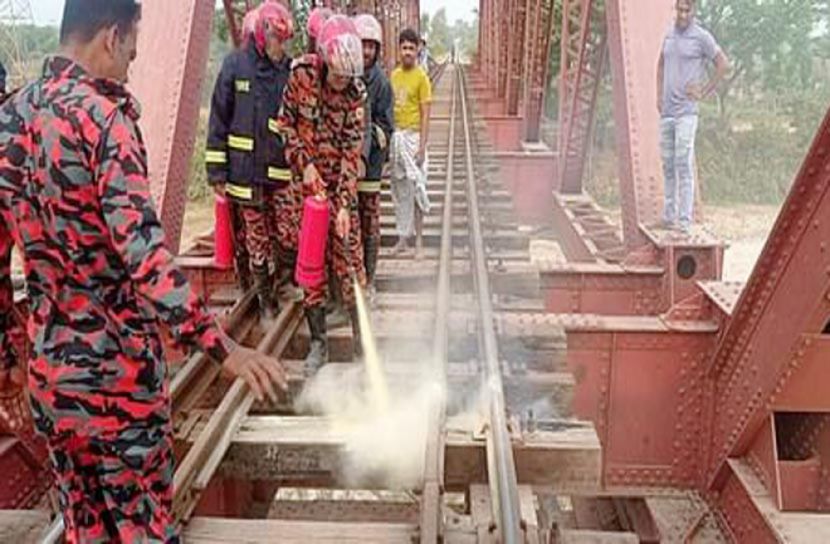 কুষ্টিয়ায় রেল সেতুর স্লিপারে আগুন