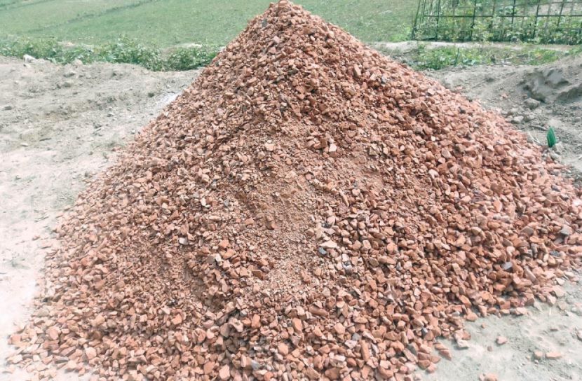 নিম্নমানের সামগ্রী ব্যবহারে সড়ক নির্মাণ 