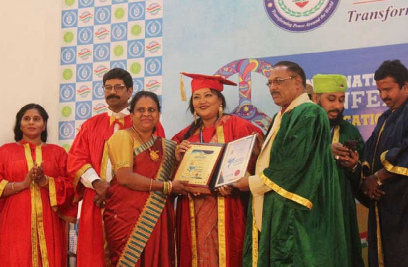 ডক্টরেট ডিগ্রি পেলেন মমতাজ