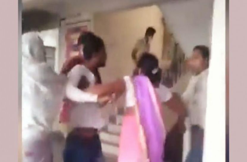 পরিবারের সবাই পজিটিভ নিজে নেগেটিভ, ডাক্তারকে মারধর