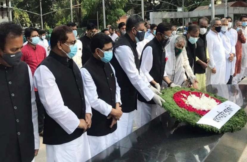 বঙ্গবন্ধুর প্রতিকৃতিতে প্রধানমন্ত্রীর শ্রদ্ধা