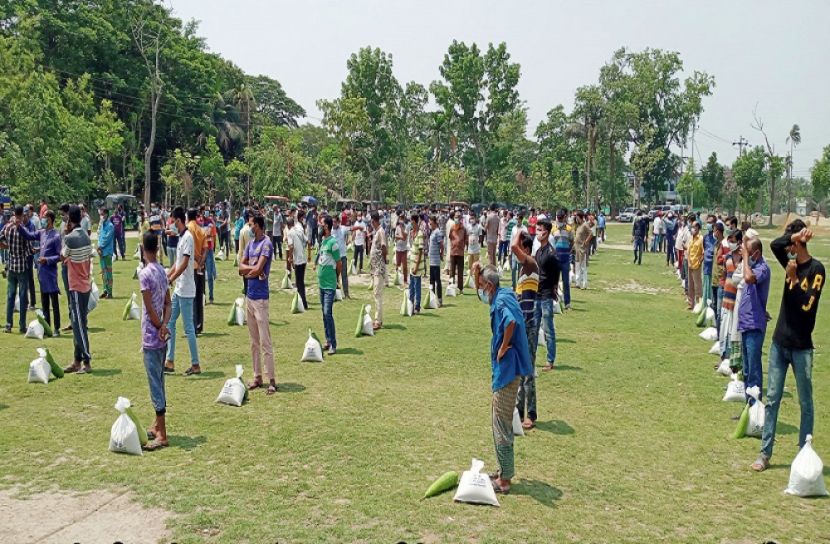 খুলনায় ৩শ পরিবারের মাঝে খাদ্য সামগ্রী বিতরণ