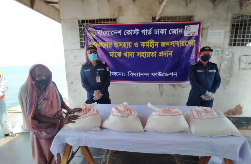 বিদ্যানন্দ ফাউন্ডেশনের ব্যবস্থাপনায় ত্রাণ বিতরণ