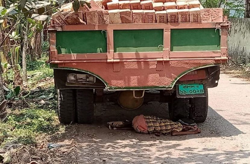 ট্রাক চাপায় পিষ্ট প্রতিবন্ধি ভিক্ষুকের মাথা