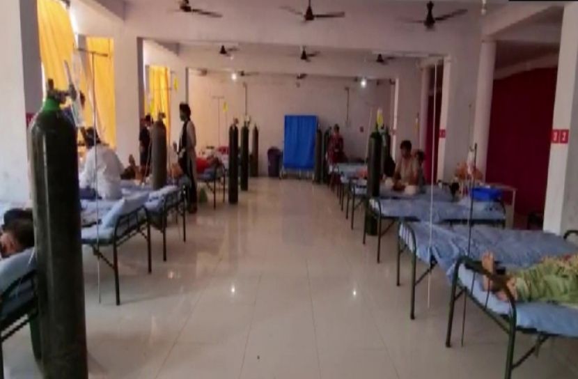 মসজিদের ভেতরে রাখা শয্যায় করোনা রোগীরা চিকিৎসা নিচ্ছেন