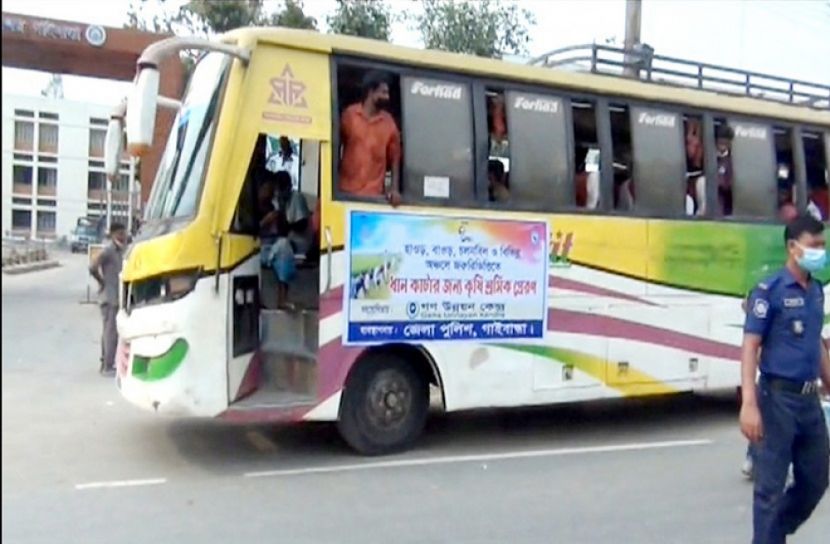 পুলিশের উদ্যোগে ধান কাটছে ২৫০ শ্রমিক