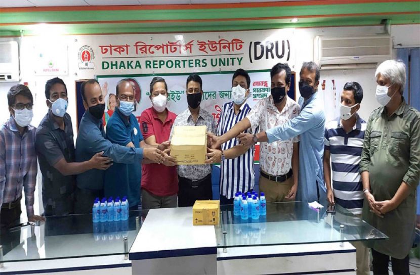 ডিআরইউকে স্বাস্থ্য সুরক্ষা সামগ্রী দিলো বঙ্গবন্ধু গবেষণা সংসদ