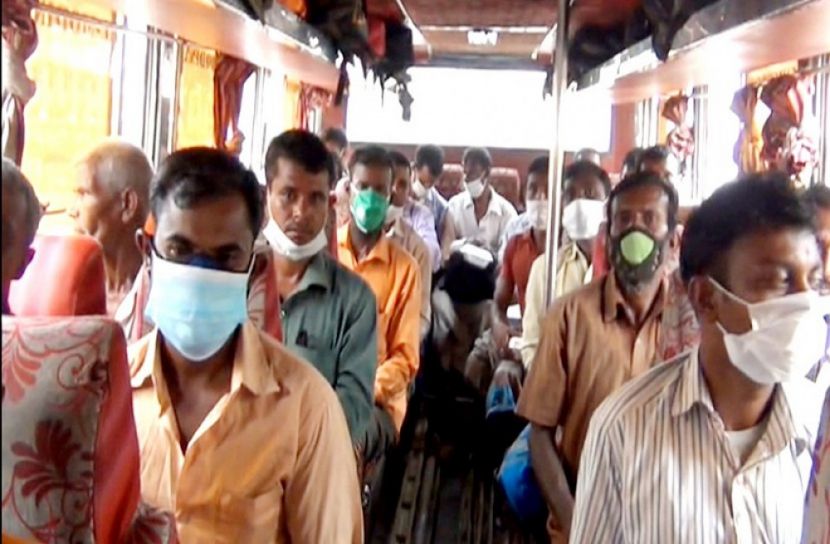 কাজ পেয়ে মহাখুশি গাইবান্ধার দুই শতাধিক শ্রমিক