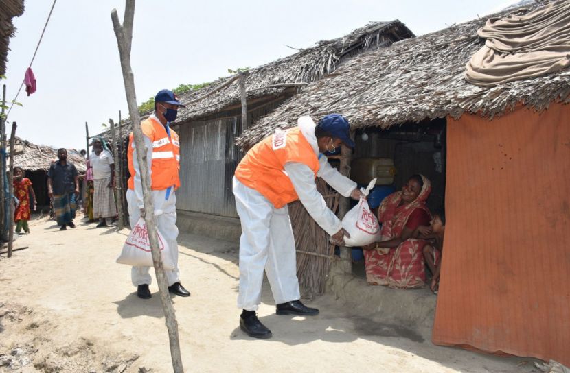 মোংলায় বিদ্যানন্দ ফাউন্ডেশণের ত্রাণ বিতরণ