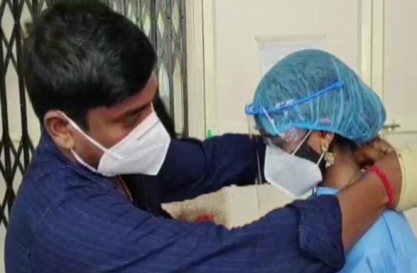 করোনায় আক্রান্তের সঙ্গে পিপিই পরেই বিয়ে