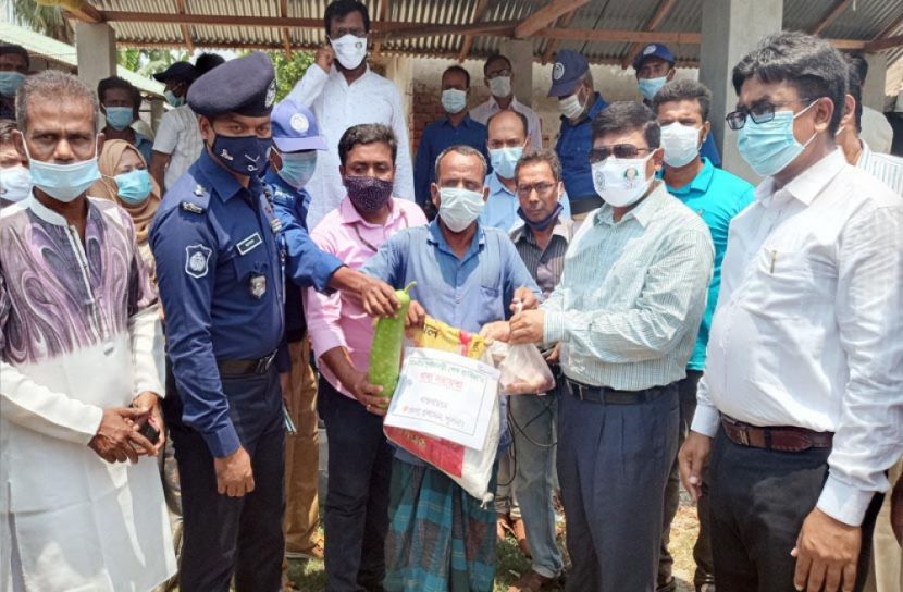 ডুমুরিয়ায় কর্মহীনদের মাঝে খাদ্যসামগ্রী বিতরণ