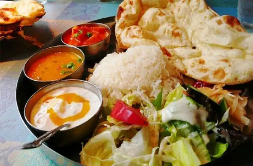 করোনা আক্রান্তদের বিনামূল্যে খাবার দিচ্ছেন তারা