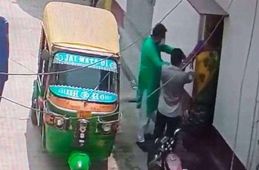 করোনা আক্রান্ত স্ত্রীকে দিয়ে ভয় দেখিয়ে পাওনা টাকা আদায়