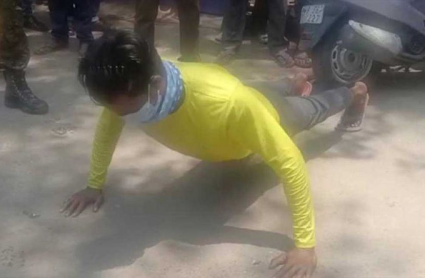 মাস্ক ছাড়াই বের হয়ে করতে হলো পুশআপ