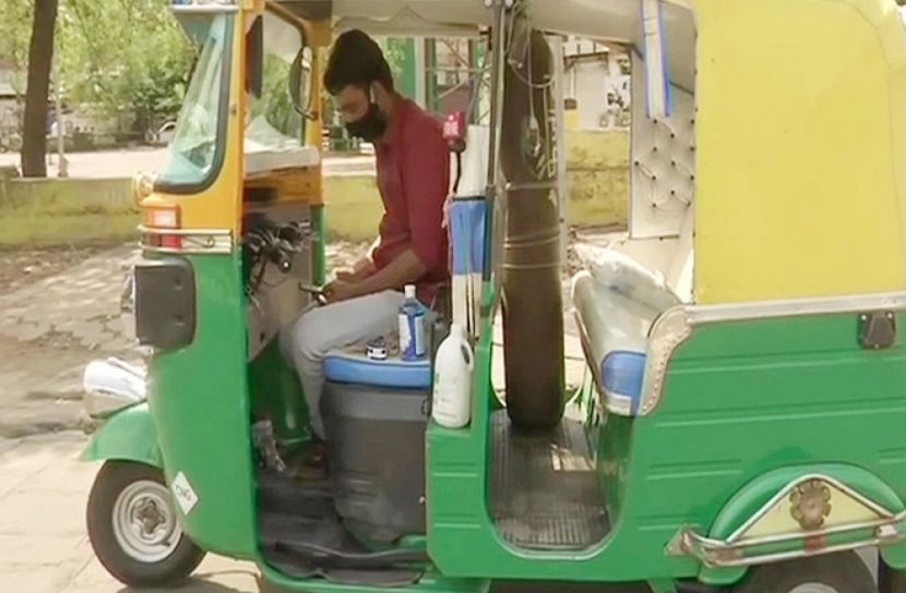 বিনামূল্যে রোগীদের হাসপাতালে পৌঁছে দিচ্ছেন তিনি