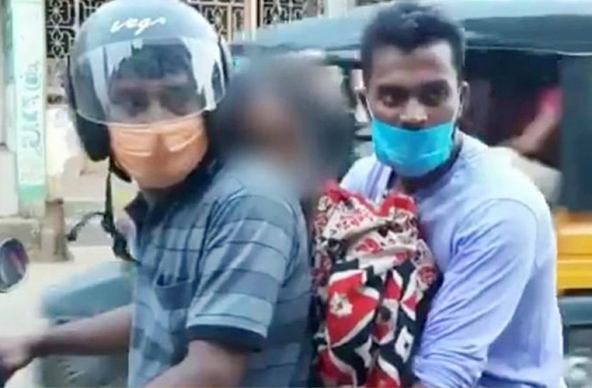 দুই সন্তানের মাঝে মায়ের লাশ!