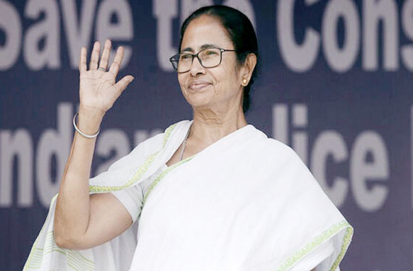 ভাঙা পায়ে গোল দিলেন মমতা!