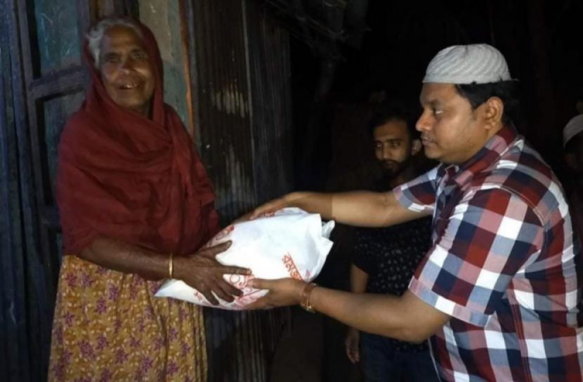 অসহায়দের বাড়িতে খাদ্যসামগ্রী পৌঁছে দিলেন বায়েজীদ 