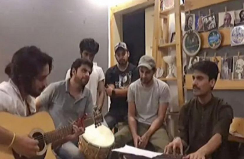 ভারতের পাশে পাকিস্তানি গায়করা