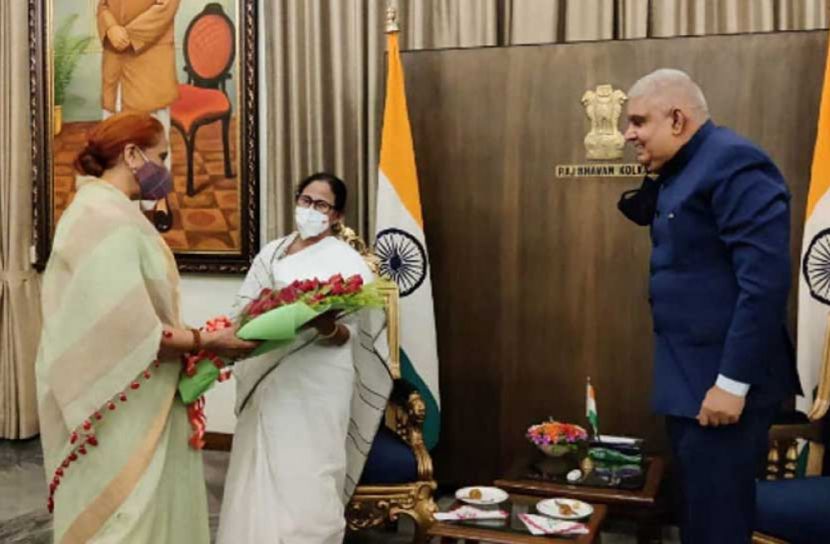 মুখ্যমন্ত্রীর পদ থেকে মমতার পদত্যাগ