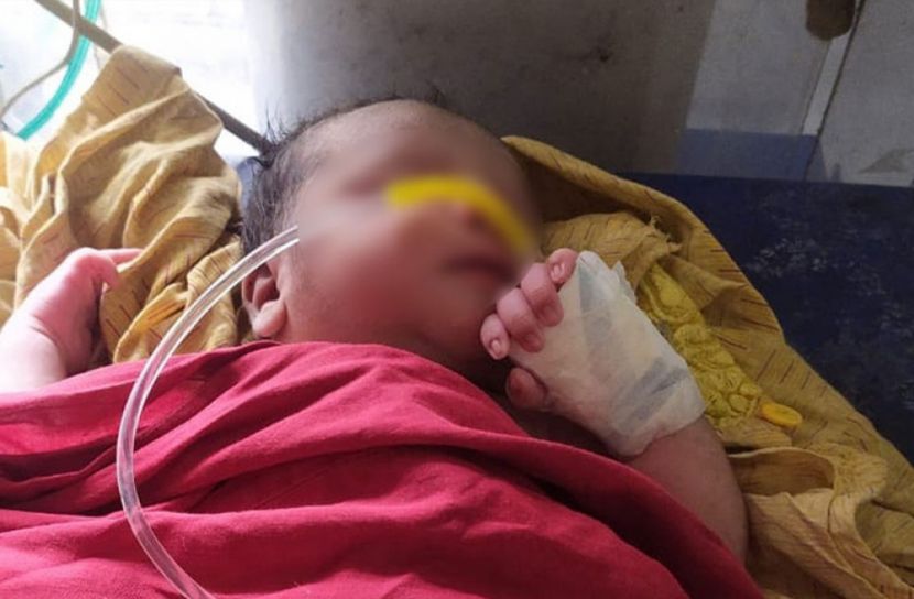 বৃষ্টির মধ্যে ড্রেনে পাওয়া গেল নবজাতক