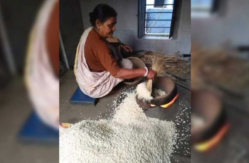 হারিয়ে যাচ্ছে হাতে ভাজা মুড়ি