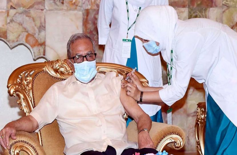 স্ত্রীসহ টিকার দ্বিতীয় ডোজ নিলেন রাষ্ট্রপতি